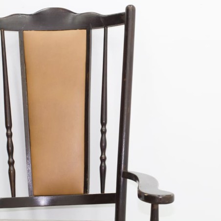 Silla baja con respaldo alto de madera