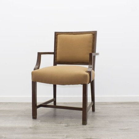 Sillón fijo de madera tapizado en tela beige