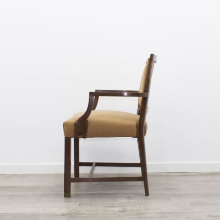 Sillón fijo de madera tapizado en tela beige