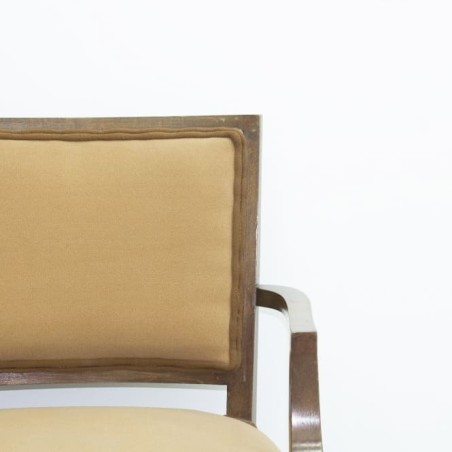 Sillón fijo de madera tapizado en tela beige