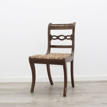 Silla de madera con tapizado floreado en beige y granate