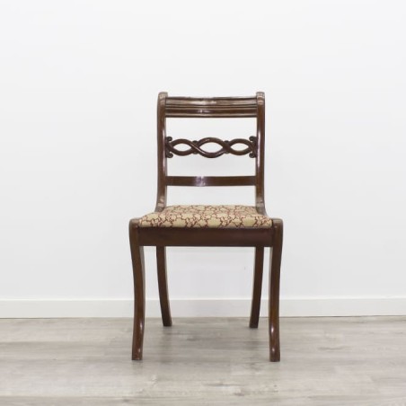 Silla de madera con tapizado floreado en beige y granate