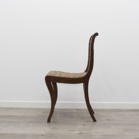 Silla de madera con tapizado floreado en beige y granate
