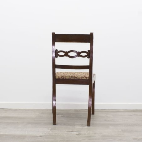 Silla de madera con tapizado floreado en beige y granate