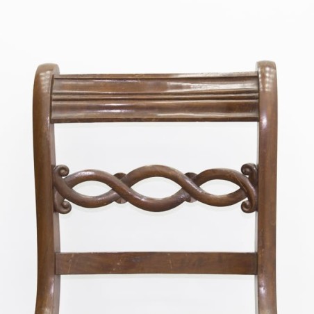 Silla de madera con tapizado floreado en beige y granate