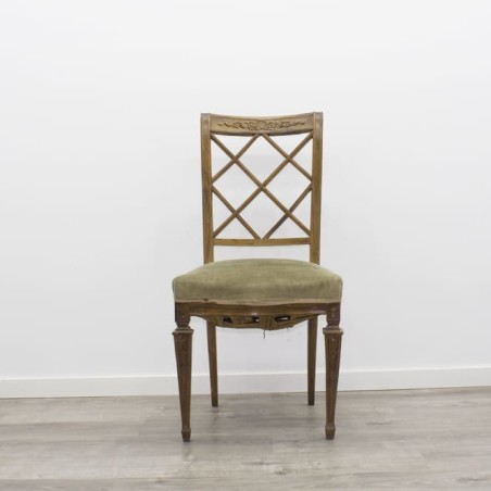 Silla de madera con asiento tapizado verde claro