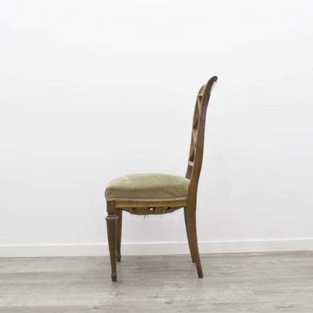 Silla de madera con asiento tapizado verde claro