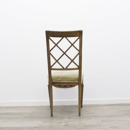 Silla de madera con asiento tapizado verde claro