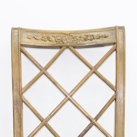 Silla de madera con asiento tapizado verde claro