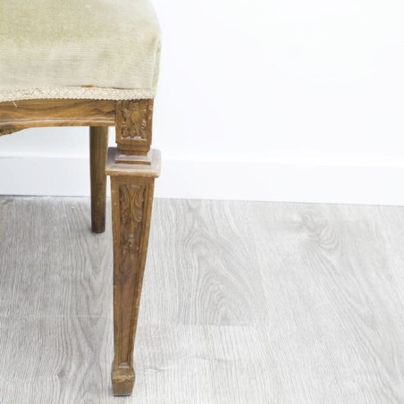 Silla de madera con asiento tapizado verde claro