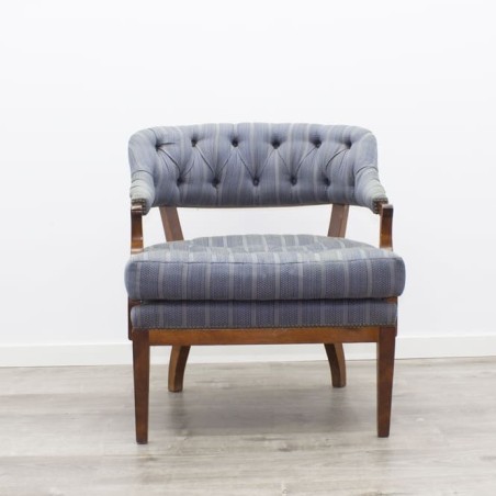 Sillón de tela en estampado azul