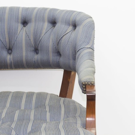 Sillón de tela en estampado azul