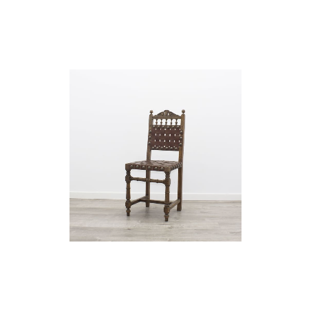 Silla de madera sin brazos con tiras de cuero