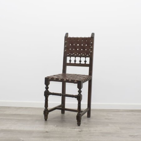 Silla con asiento y respaldo con tiras de cuero