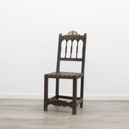 Silla de cuatro patas con tiras de cuero