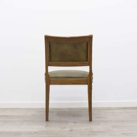 Silla de madera en piel verde