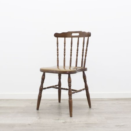 Silla de madera baja con barrotes