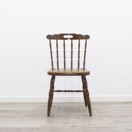 Silla de madera baja con barrotes