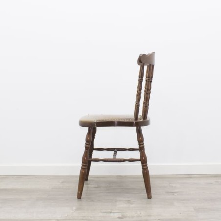 Silla de madera baja con barrotes