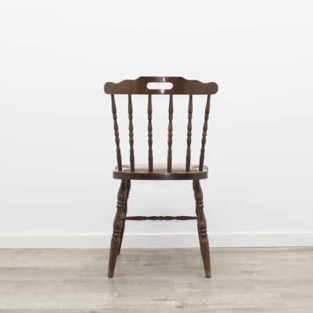 Silla de madera baja con barrotes