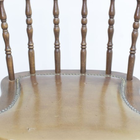 Silla de madera baja con barrotes