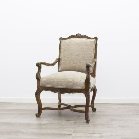 Sillón de madera tapizado en tela beige
