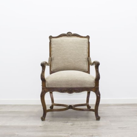 Sillón de madera tapizado en tela beige