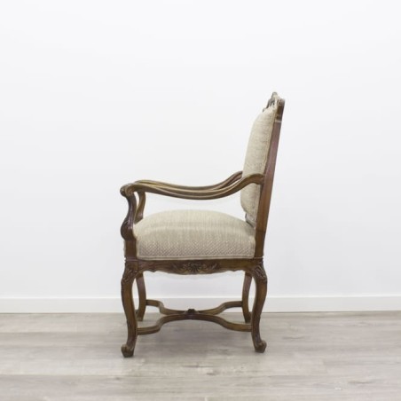 Sillón de madera tapizado en tela beige