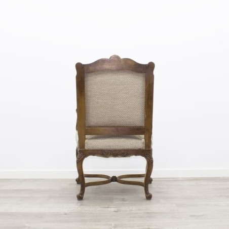 Sillón de madera tapizado en tela beige
