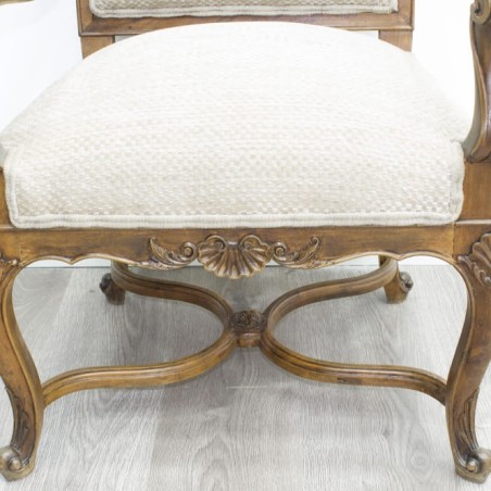 Sillón de madera tapizado en tela beige