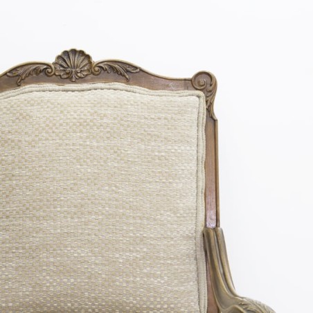 Sillón de madera tapizado en tela beige
