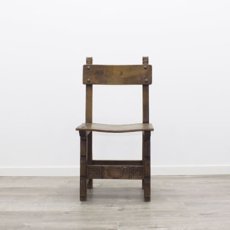 Silla de madera con tachuelas