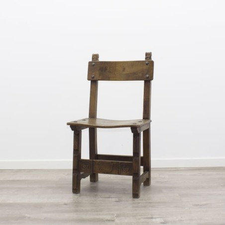 Silla de madera con tachuelas