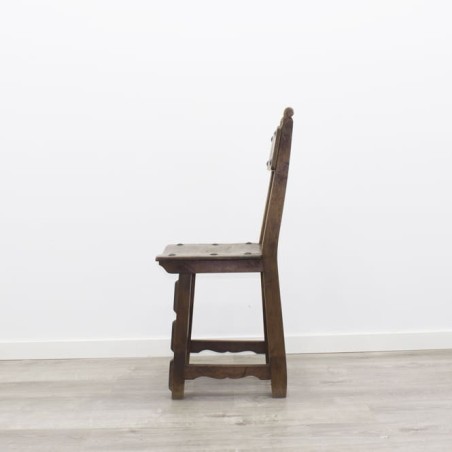 Silla de madera con tachuelas
