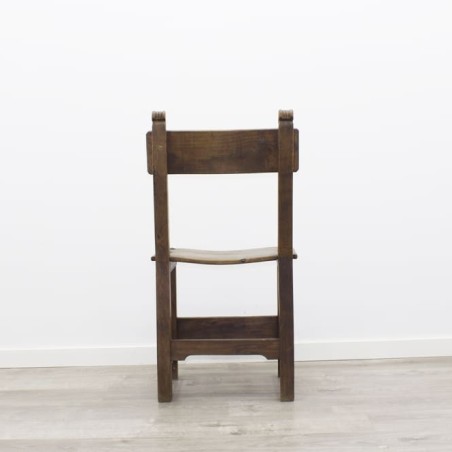 Silla de madera con tachuelas