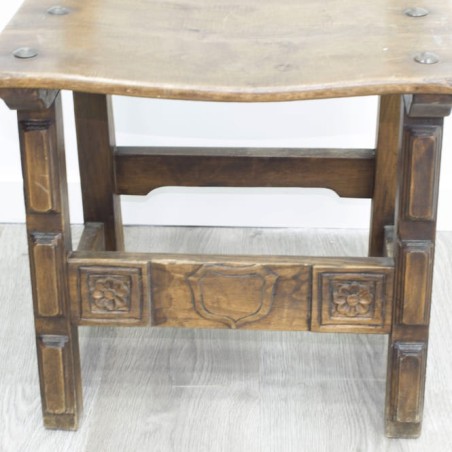 Silla de madera con tachuelas