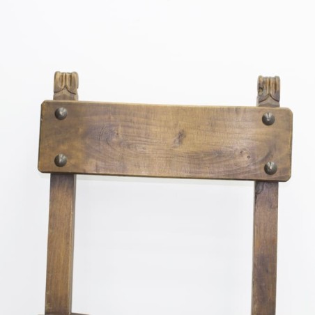 Silla de madera con tachuelas