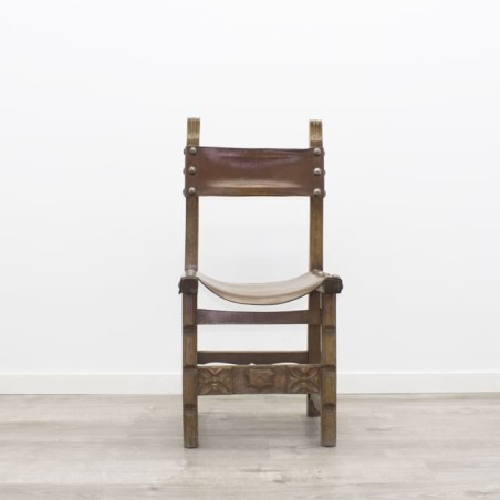 Silla de madera con asiento de cuero marrón