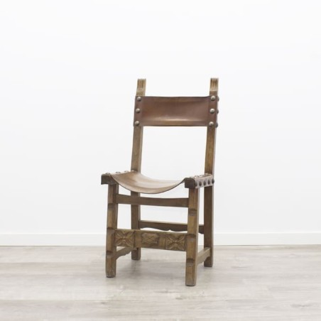 Silla de madera con asiento de cuero marrón