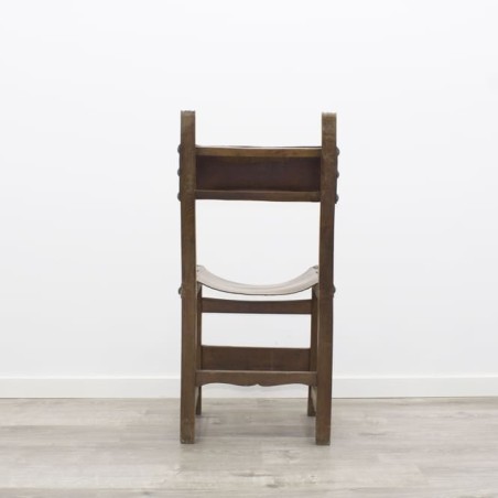 Silla de madera con asiento de cuero marrón