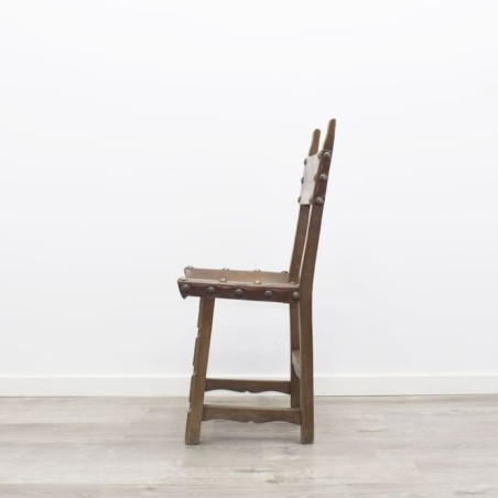 Silla de madera con asiento de cuero marrón