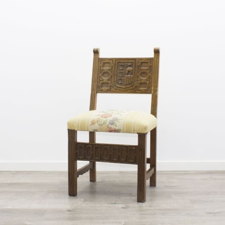 Silla de madera con tapizado floreado amarillo