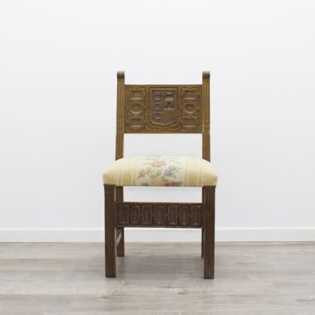 Silla de madera con tapizado floreado amarillo