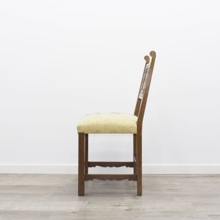 Silla de madera con tapizado floreado amarillo