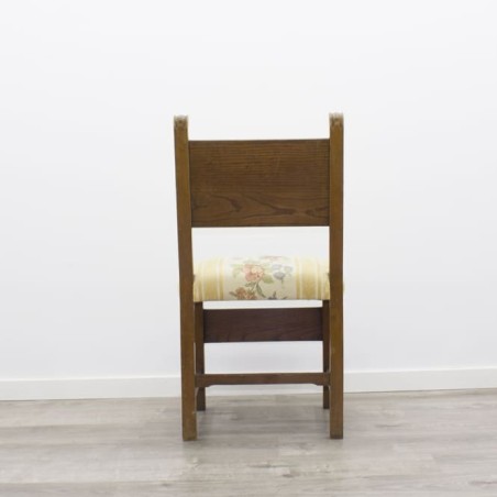 Silla de madera con tapizado floreado amarillo