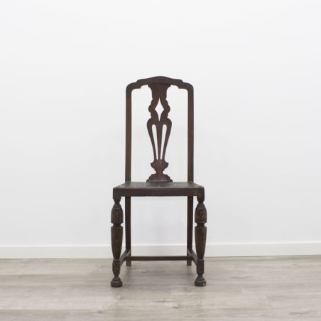 Silla de madera con dibujo y chinchetas