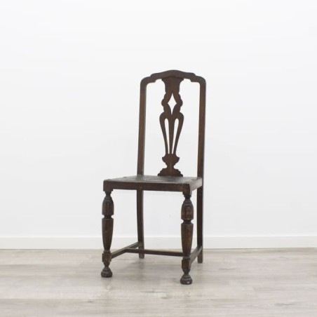 Silla de madera con dibujo y chinchetas