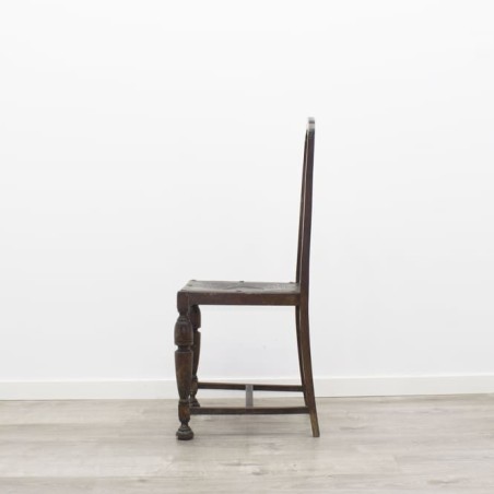 Silla de madera con dibujo y chinchetas