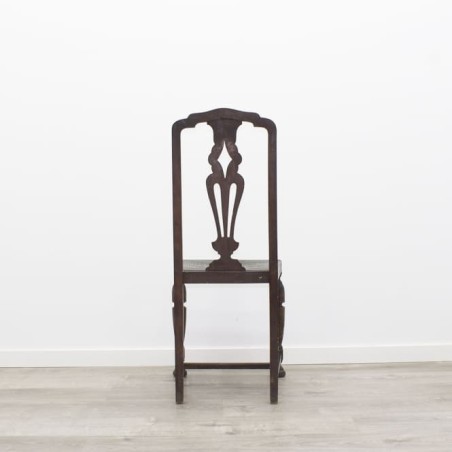 Silla de madera con dibujo y chinchetas