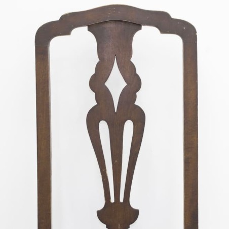 Silla de madera con dibujo y chinchetas